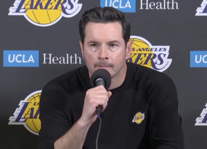  判罚尺度引发热议；湖人主帅雷迪克赛后剖析詹姆斯无哨上篮，球队历经考验终获逆转。 体育新闻