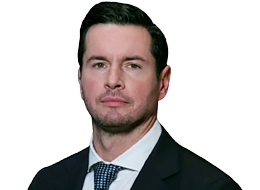  判罚尺度引发热议；湖人主帅雷迪克赛后剖析詹姆斯无哨上篮，球队历经考验终获逆转。 体育新闻